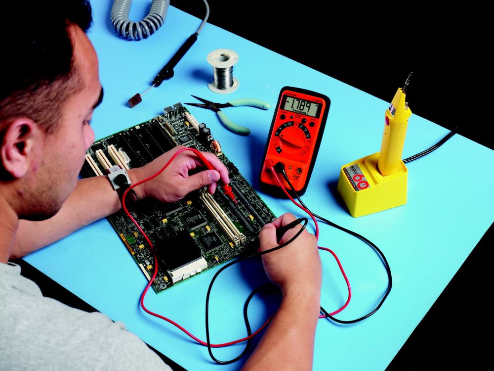 COMPACT DMM WITH NON-CONTACT VOLTAGE