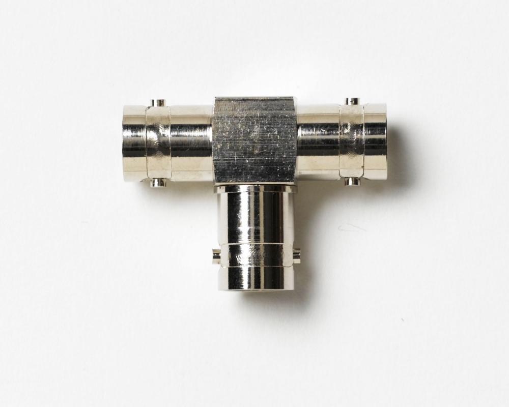 BNC CIR BOARDMNT DUAL RIGHT Angl WHT VALOX 75OHM